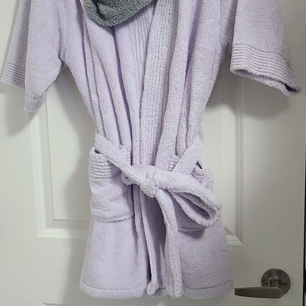 New! Plush Bath Robe & Fuzzy Socks - Picture 4 of 9